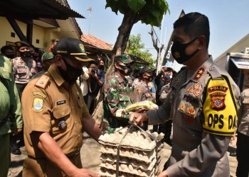 Kapolda Jabar Langsung Bagikan Hasil Panen Program Ketahanan Pangan Polresta Cirebon
