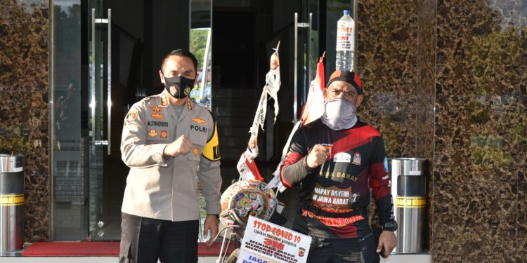 Kapolresta Cirebon Dukung  Komunitas Sepeda Onthel Gowes Keliling Jabar Untuk Sosialisasikan Protokol Kesehatan.