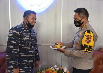 HUT TNI AL Ke 75 Kapolresta Cirebon Beri Kejutan Danlanal Cirebon