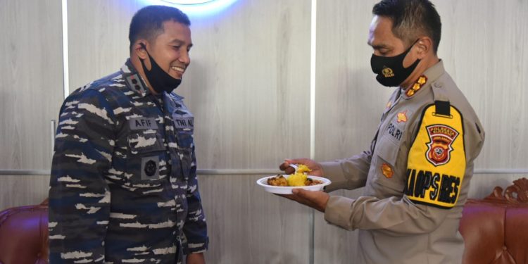 HUT TNI AL Ke 75 Kapolresta Cirebon Beri Kejutan Danlanal Cirebon