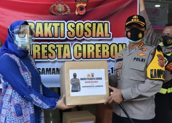 Polresta Cirebon Salurkan Bantuan APD ke RS Sumber Kasih