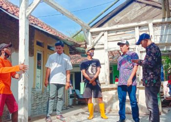 Roboh Di Hantam Badai, Rumah Warkim Mulai Di Kerjakan