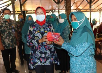 Kembali Bupati  Bagi Masker  untuk PKK