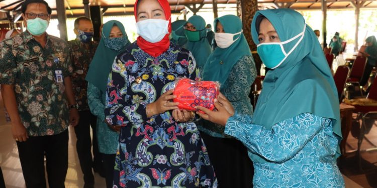 Kembali Bupati  Bagi Masker  untuk PKK