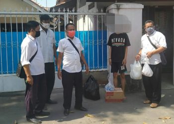Patut Dicontoh, Peduli Keluarga Terkonfirmasi Positif Covid-19, Pemdes Dan Masyarakat Beri Batuan Sembako