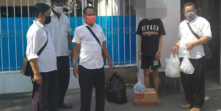 Patut Dicontoh, Peduli Keluarga Terkonfirmasi Positif Covid-19, Pemdes Dan Masyarakat Beri Batuan Sembako