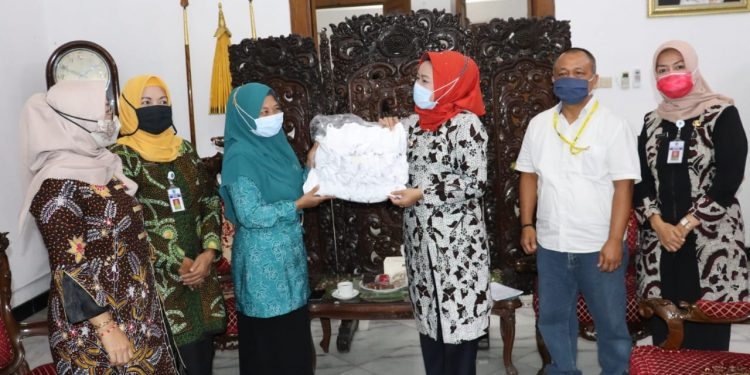 PT BIG  dan PT RPJ Serahkan10.000 Masker