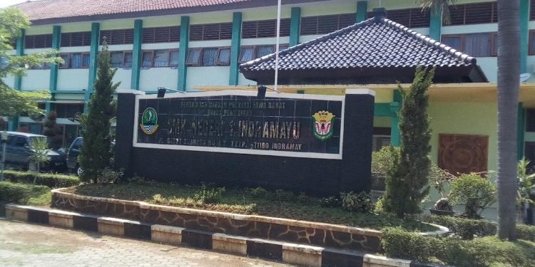 Program “ Daring” SMKN I Indramayu Bagikan Ratusan Smartphone, bagi Siswa
