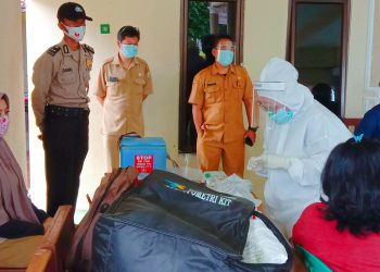 Satu Postif Covid-19, 20 Warga Curug di Swab Petugas Medis