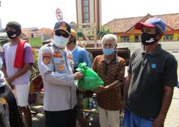Peringatan Hari Kedua Harhubnas 2020, Dishub Bagikan Masker dan Sembako di Timur Kabupaten Cirebon