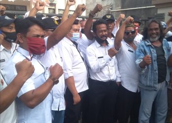 Ratusan Kuwu Iring Ketua AKSI Ke Bawaslu