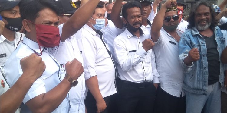 Ratusan Kuwu Iring Ketua AKSI Ke Bawaslu