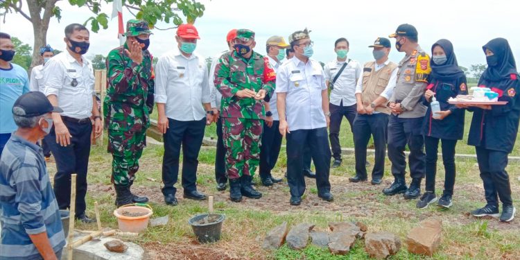Bupati Cirebon Pimpin Pembukaan Bhakti Siliwangi Manunggal Satata Sariksa di Desa Wilulang