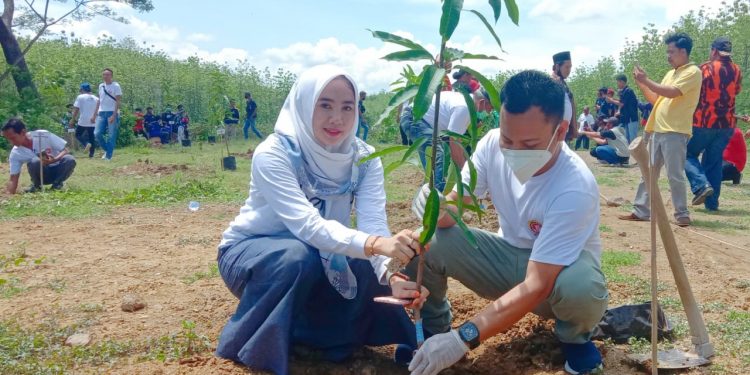 Maknai Peringatan Sumpah Pemuda, Karang Taruna Karangwareng Gelar Bakti Sosial