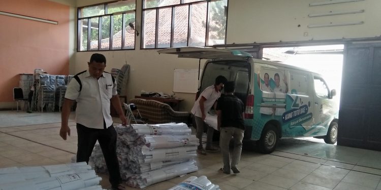 KPU Indramayu Serahkan APK Pilbup 2020 ke Paslon