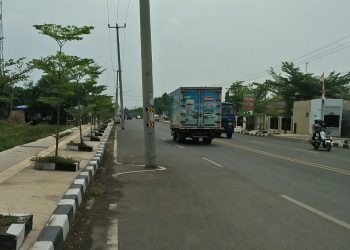 Masyarakat Minta Tiang Listrik di Badan Jalan Soekarno Hatta Indramayu di Pindahkan