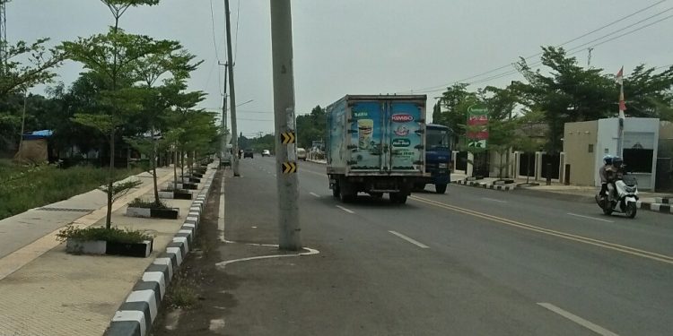 Masyarakat Minta Tiang Listrik di Badan Jalan Soekarno Hatta Indramayu di Pindahkan