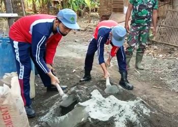 Siswa MAN 2 Brebes Masih Eksis Bantu Warga Kalinusu di Pekerjaan TMMD Reguler