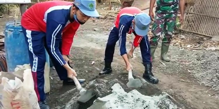 Siswa MAN 2 Brebes Masih Eksis Bantu Warga Kalinusu di Pekerjaan TMMD Reguler