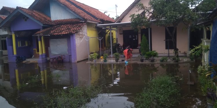 Air Masih Genangi Rumah penduduk