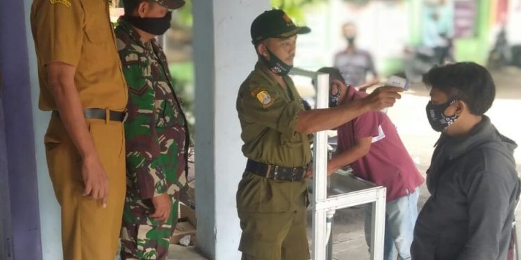 Awal Masuk Kerja, Pemdes Plumbon Terapkan Prokes Ketat Dilingkungan Kantor Desa