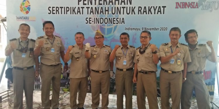 BPN Indramayu Serahkan Sertipikat Tanah PTSL 2020 Untuk Rakyat