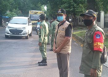 CAMAT SUMBER DAN LURAH PERBUTULAN LAKUKAN MONITORING LANGSUNG TERHADAP PENERAPAN DISIPLIN DAN GAKUM PROKES COVID-19