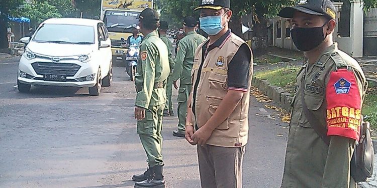 CAMAT SUMBER DAN LURAH PERBUTULAN LAKUKAN MONITORING LANGSUNG TERHADAP PENERAPAN DISIPLIN DAN GAKUM PROKES COVID-19