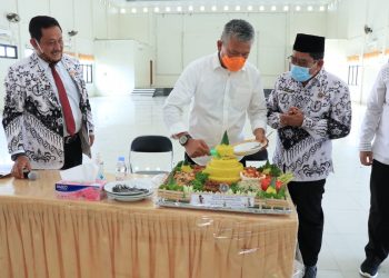 Hormati Jasa Para Pahlawan, PGRI Indramayu Ziarah ke Taman Makam Pahlawan