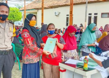 Ratusan Warga Curug Sumringah Mengantri Pembagian Sertifikat Program PTSL