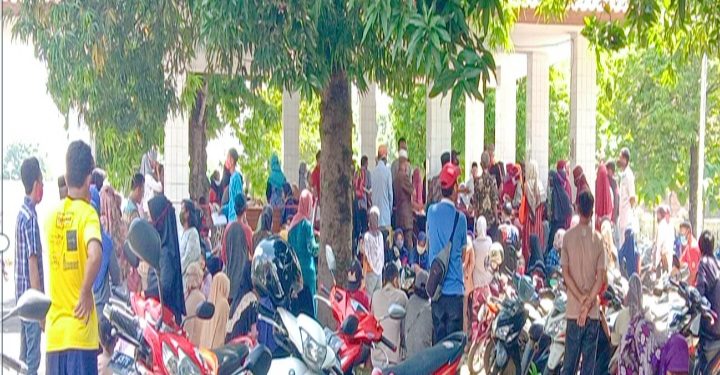 Ditengah Zona Merah, Warga Penerima BST Kecamatan Susukanlebak Bebas Berkerumun