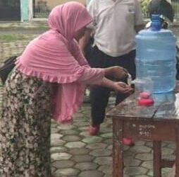 SARANA CUCI TANGAN YANG DISIAPKAN, DIISI AIR SEHINGGA ADA MANFAATNYA, JANGAN SAMPAI HANYA DIJADIKAN PAJANGAN SEMATA DIDEPAN PINTU MASUK KANTOR