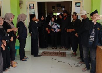 Lestarikan Tradisi, Perangkat dan Masyarakat Desa Rambatan Wetan Bersih-Bersih di Sungai Cimanuk