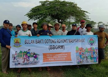 KUWU BERSAMA PERANGKAT DESA, WARGA DAN PETANI BERSIHKAN SAMPAH SERTA LAKUKAN NORMALISASI SALURAN IRIGASI