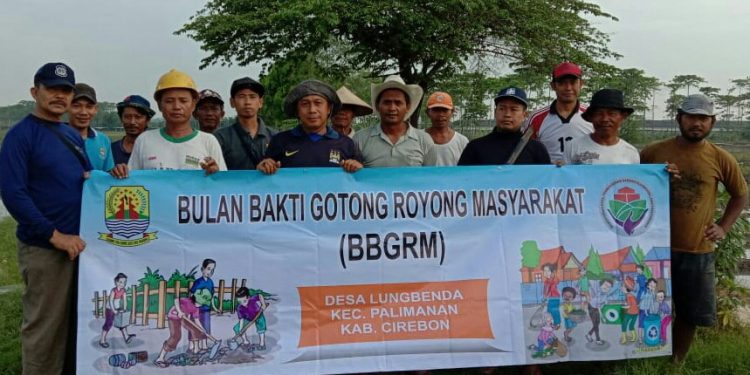 KUWU BERSAMA PERANGKAT DESA, WARGA DAN PETANI BERSIHKAN SAMPAH SERTA LAKUKAN NORMALISASI SALURAN IRIGASI