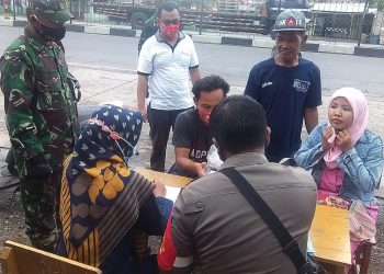 MP Pol PP Kecamatan Palimanan Serta Kuwu Desa Lungbenda Pimpin Langsung Gakum Dan Pendisiplinan Penerapan Prokes Covid-19