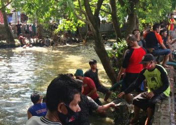MASYARAKAT BAHU MEMBAHU LAKSANAKAN TRADISI KURAS BALONG SIDAYU DESA RAWAGATEL DENGAN TETAP PERHATIKAN PROKES
