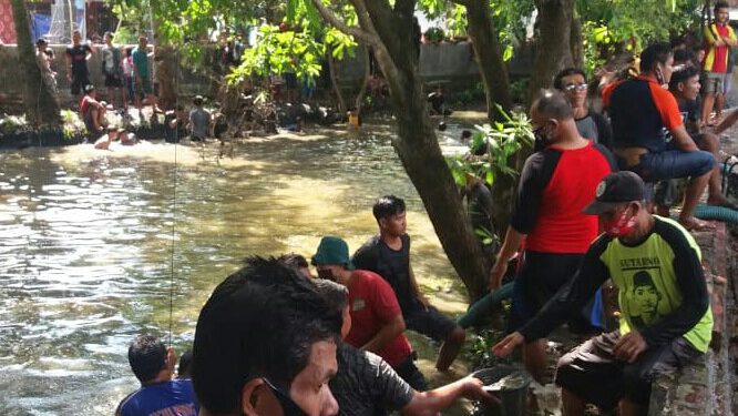 MASYARAKAT BAHU MEMBAHU LAKSANAKAN TRADISI KURAS BALONG SIDAYU DESA RAWAGATEL DENGAN TETAP PERHATIKAN PROKES