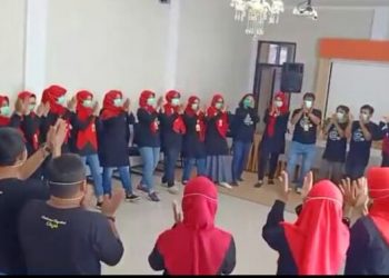 Sebagai Penghargaan Kepada Nakes Yang Telah Berjuang Tangani Covid-19, UPTD Puskesmas Tengah Tani Laksanakan Tepuk Tangan Secara Bersama Selama 56 Detik