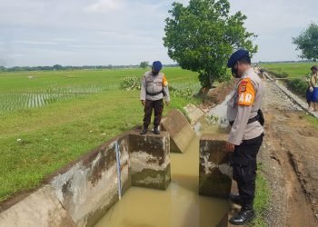 BRIMOB JABAR LAKUKAN PEMANTAUAN DI PINTU AIR ANTISIPASI BENCANA BANJIR
