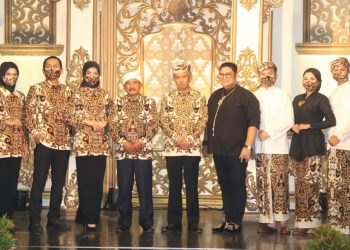 Batik Mande Praja Caruban Resmi Dilaunching Dan Harus Digunakan Oleh Seluruh Pegawai Dilingkup Pemkab Cirebon Hingga Ketingkat Pemerintahan Desa