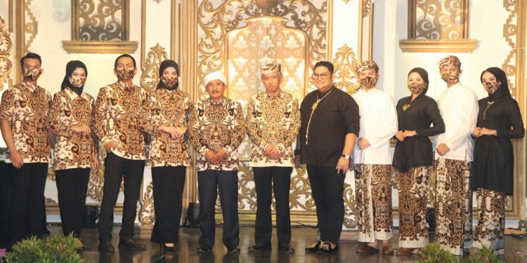 Batik Mande Praja Caruban Resmi Dilaunching Dan Harus Digunakan Oleh Seluruh Pegawai Dilingkup Pemkab Cirebon Hingga Ketingkat Pemerintahan Desa
