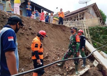 Curah Hujan Tinggi , Terjadi Tebing Longsor di Dua Desa