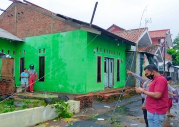 50 Rumah di Desa Sarajaya dan 16 Rumah di Desa Karangmekar Dihantam Puting Beliung