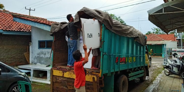 PPK Sindang Distribusikan Surat Suara ke PPS
