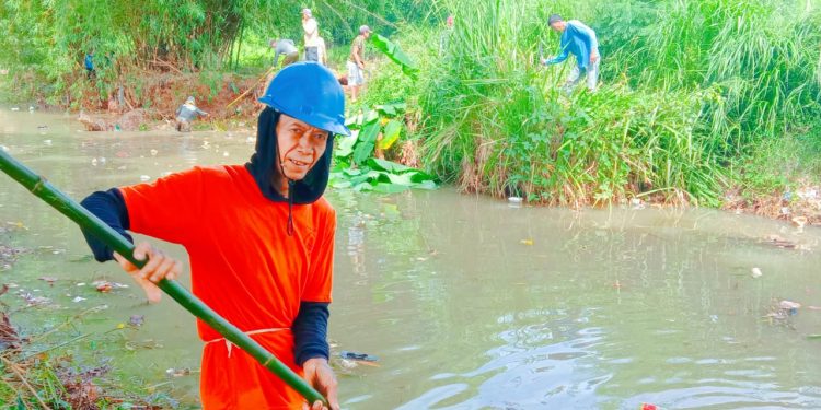 Tuntaskan Sisa Dana Desa Tahap Tiga, Pemdes Picungpugur Gelar Padat Karya