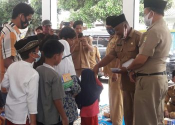 PEMDES JEMARAS KIDUL BERIKAN SANTUNAN PADA ANAK YATIM PIATU GUNA MENGURANGI BEBAN MEREKA DIMASA PANDEMI COVID-19