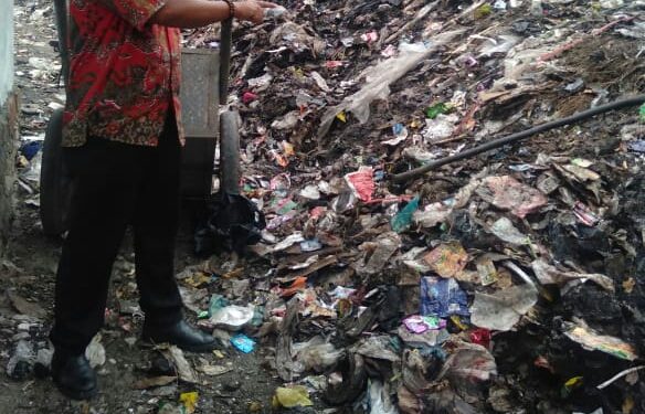 PEMDES PLUMBON ANGKUT SAMPAH MENUMPUK DAN BERSERAKAN