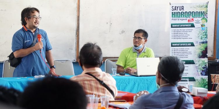 Pertamina RU VI, Edukasi Masyarakat Berkebun Cara Hidroponik