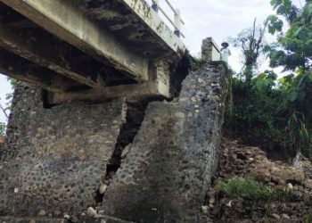 Jembatan Karangbokong Larangan,Terancam Ambrol